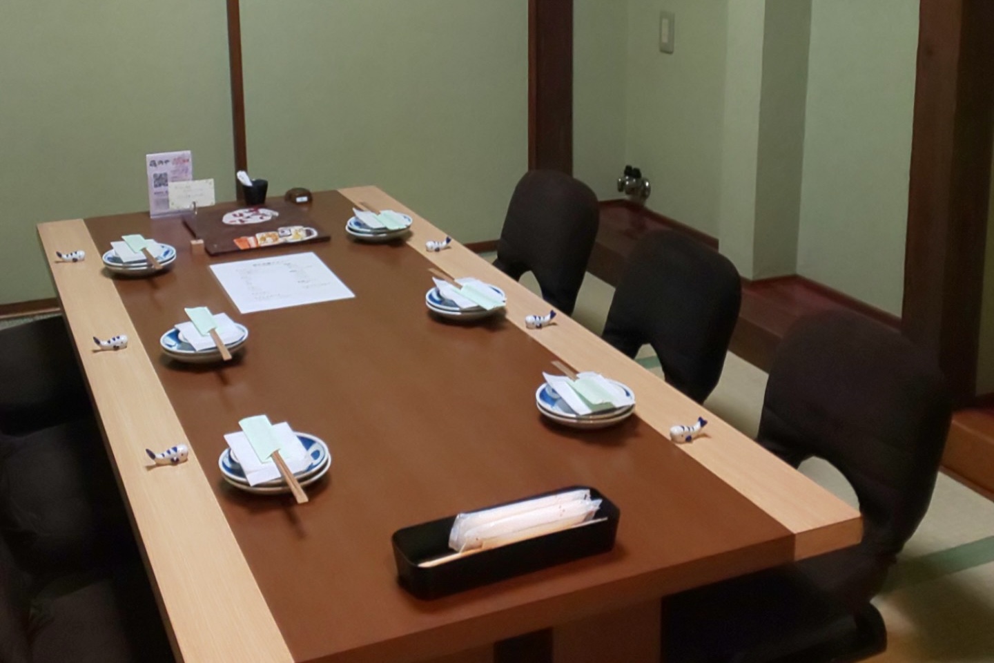 一樓還有榻榻米房間。 還有吧台座位和桌子座位