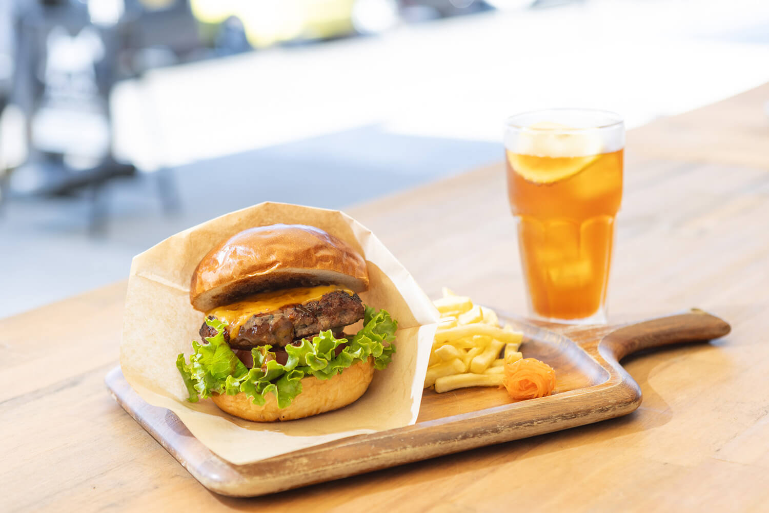 「國王起司漢堡套餐」JPY1280。 包括土豆和飲料。 系列店裡有一家麵包店，麵包是原創的