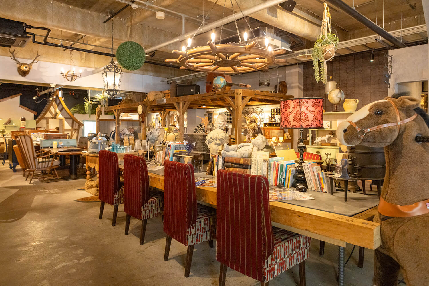 店內充滿了童話世界。 還有一個麵包店區，只能購買。