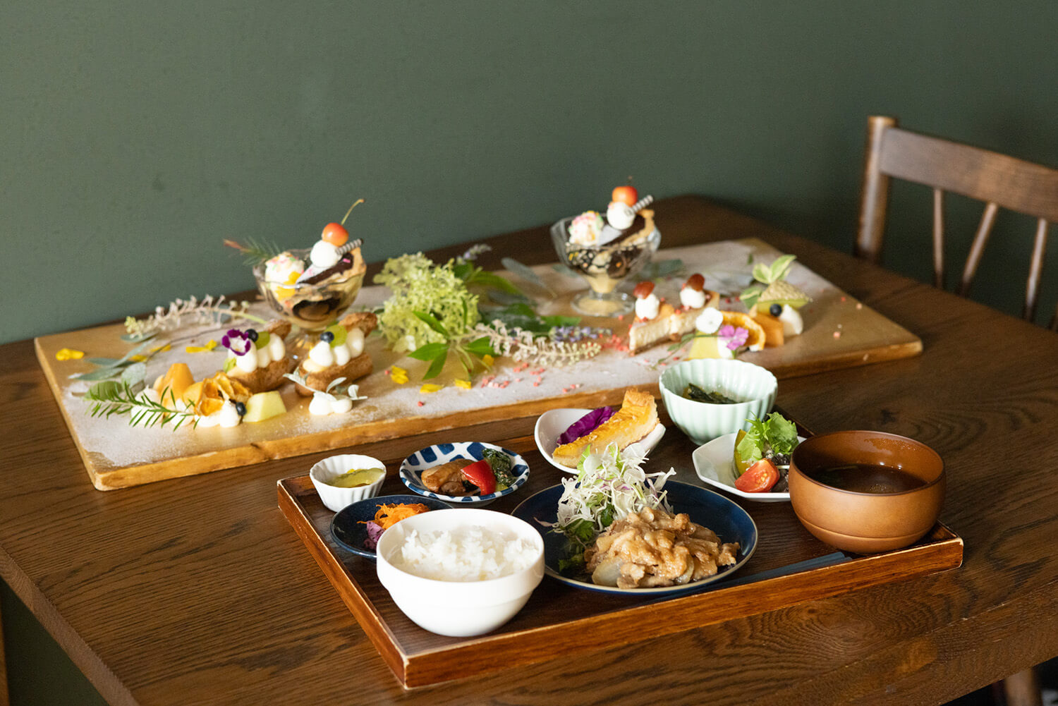 「特別午餐」，在「每日午餐」的基礎上提供蛋糕自助餐JPY2000一份。 點餐是2人起的。 需在前一天預訂