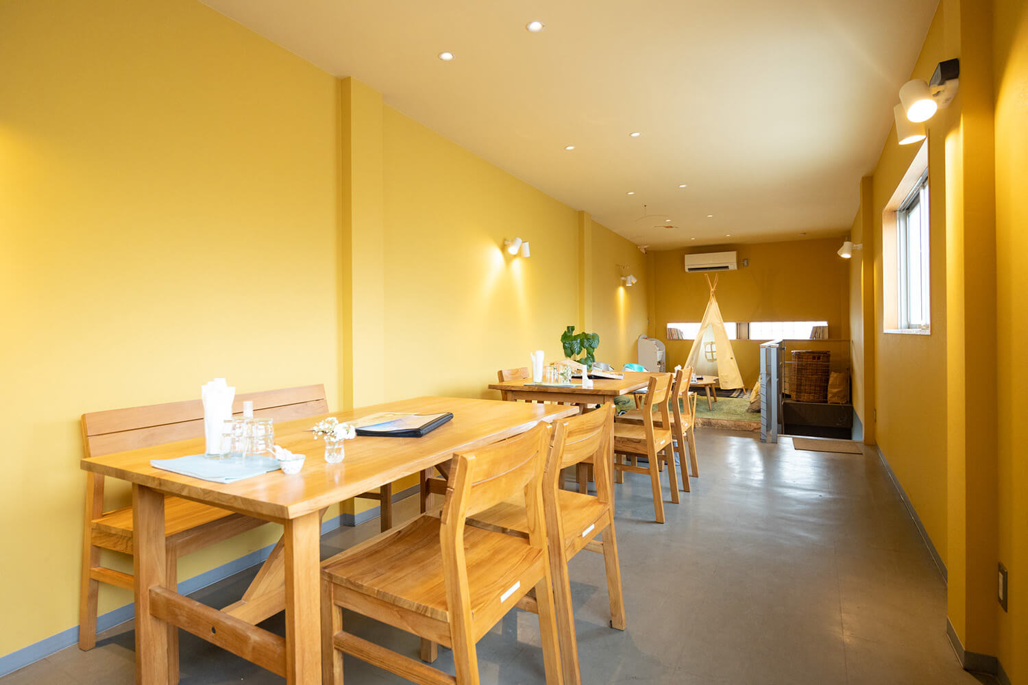 兒童空間是上午 90 點和凌晨 11：12 的 40 分鐘時間系統。 午餐需要，也可以提前預訂。 還有一張嬰兒床