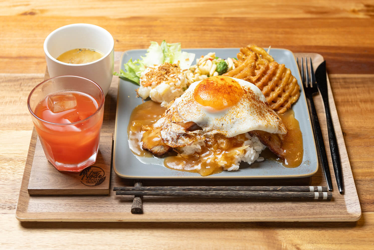 “節點 Loco Moco”JPY1200。 炸薯條配有沙拉、湯和果汁。 每天限量 10 餐
