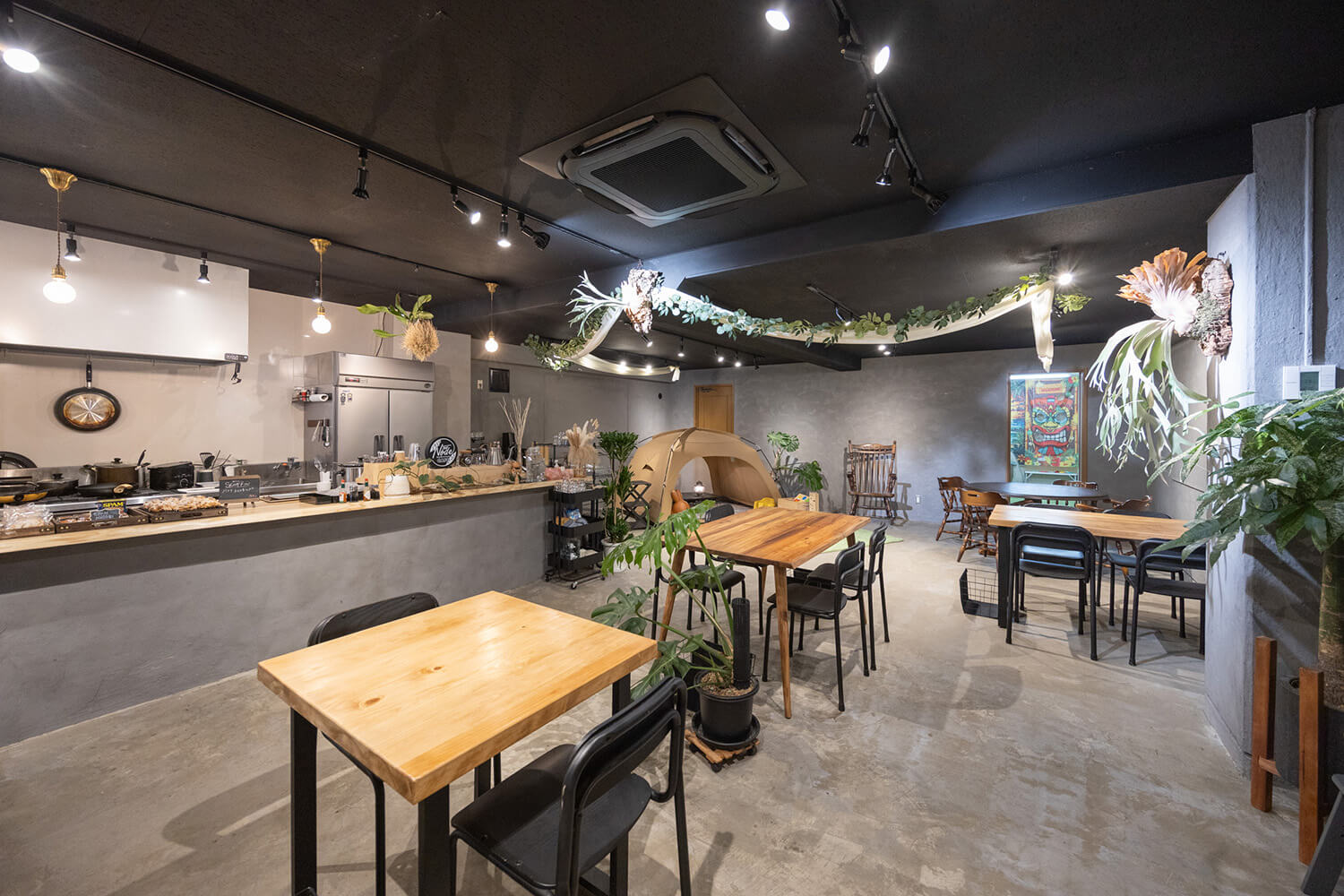 店內擺放著各種植物，給人一種涼酷的印象。 也只提供外帶服務。