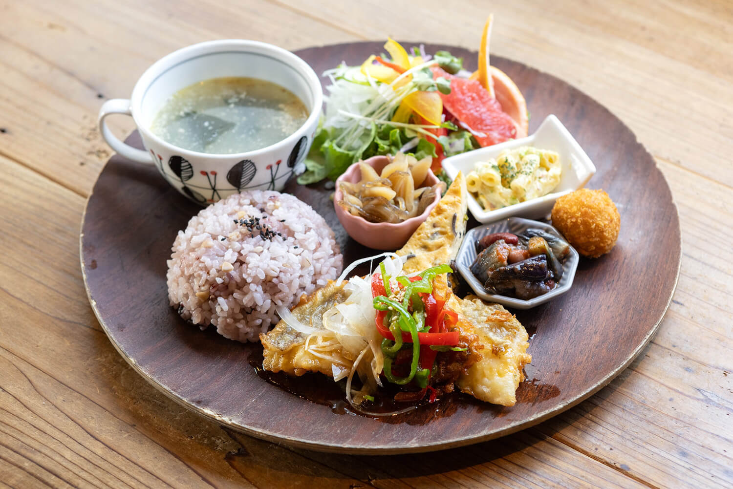 「每週午餐套餐」JPY1000。 營養均衡的料理。 我們對食材很講究，例如使用我們自己農場種植的蔬菜。