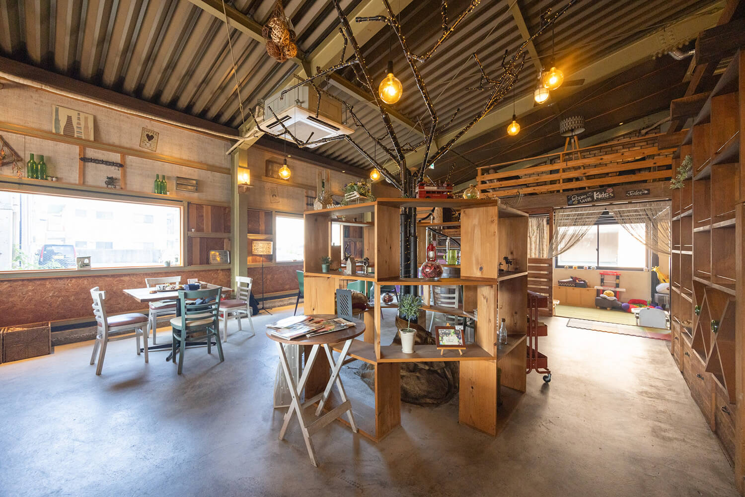 店內的氛圍很時尚，保留了倉庫的粗獷氛圍。