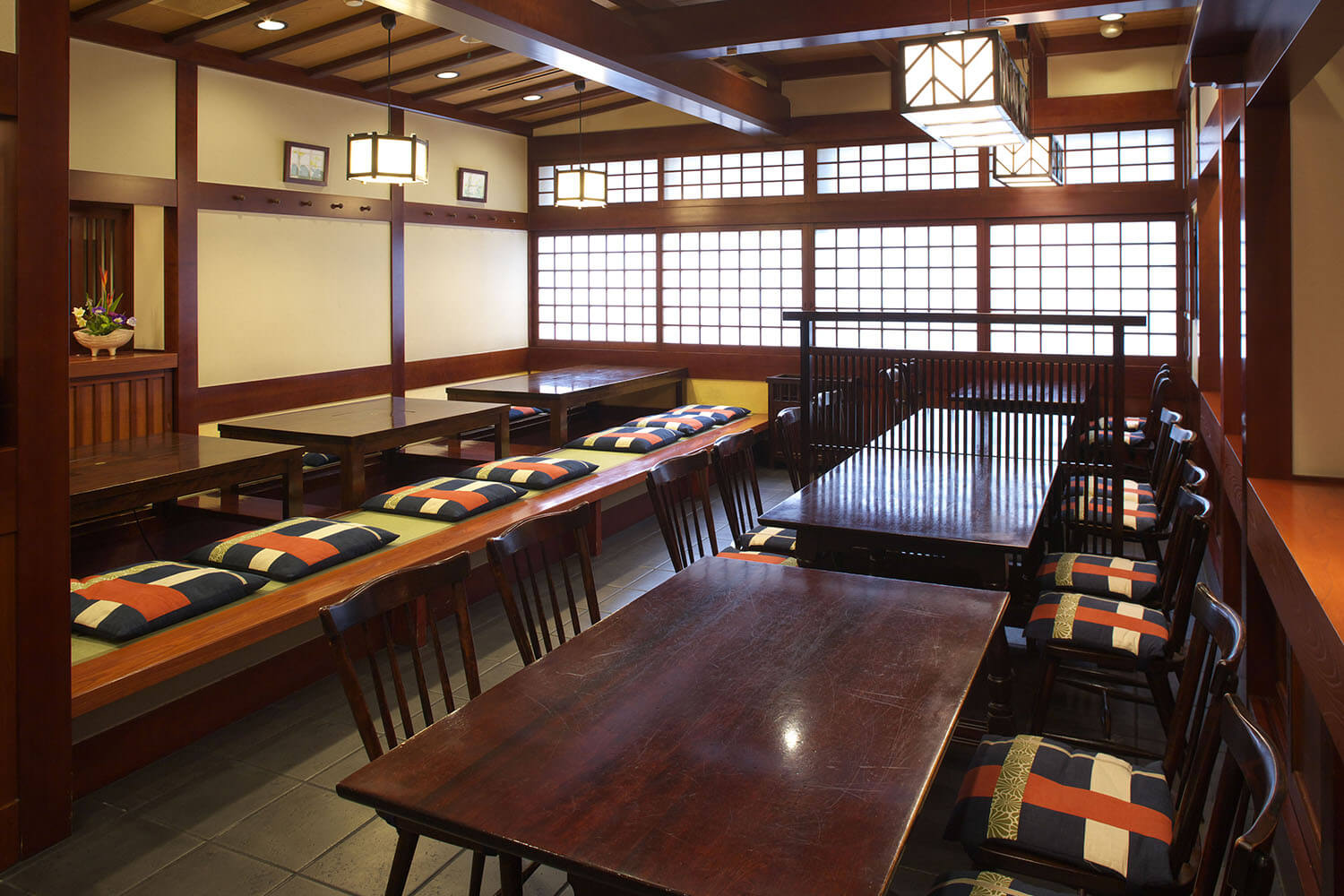 雖然氣氛很正式，但有很多榻榻米房間和包廂，讓孩子們可以度過輕鬆的時光