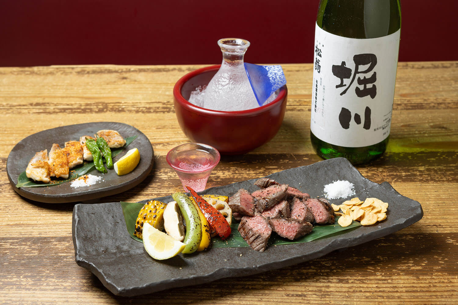 「黑毛和牛（土佐和牛）烤」（120g）等JPY2618搭配1杯原味純米酒「堀川」528日圓