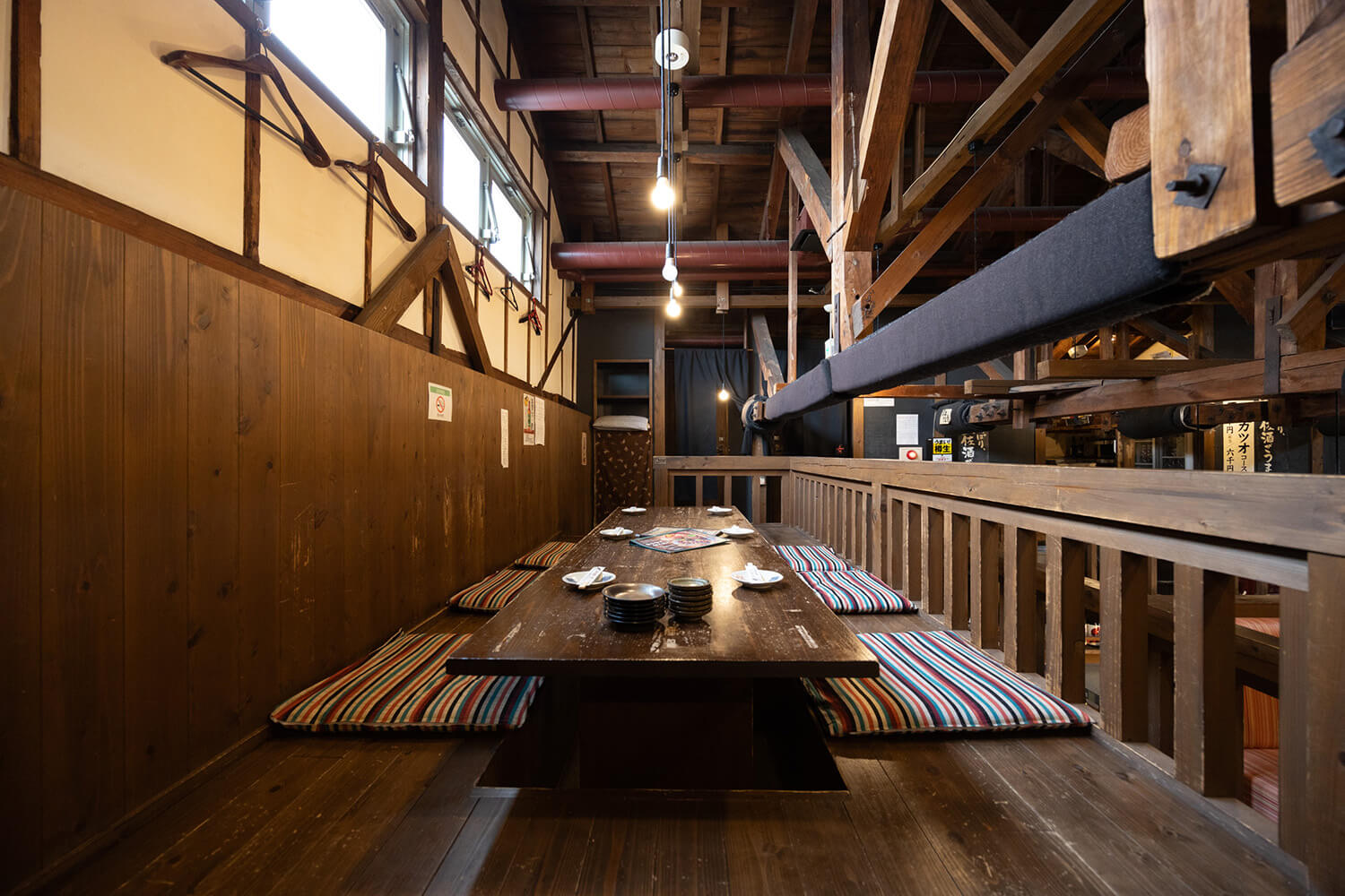 二樓有一個地坑式的榻榻米房間。 店內空間寬敞，約有100個座位