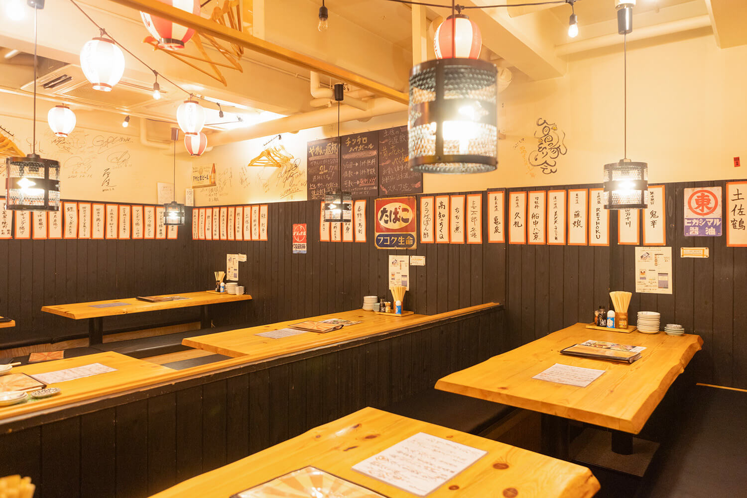 店內裝飾著復古的招牌。 外觀也很上鏡，有昭和的氛圍。 還有半私人房間