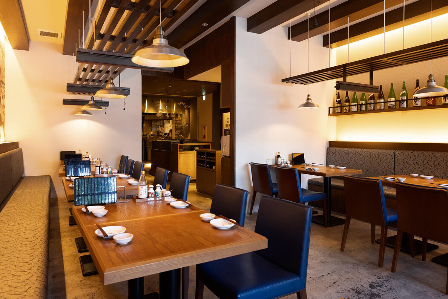 一樓有桌子座位。 店前還有露台座位，天氣好的時候推薦