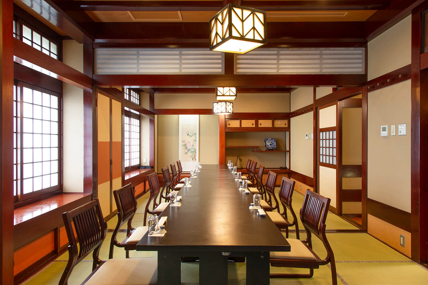店內裝潢給人一種傳統和風格的感覺。 也提供以明治時代西式建築為藍本的房間等具有時尚感的私人房間。