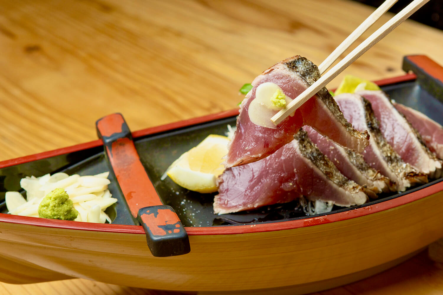 「鹽瀧（6片）」JPY1560。 招牌鰹魚刺身是用鹽和醬汁烹製的。 大蒜和辣根