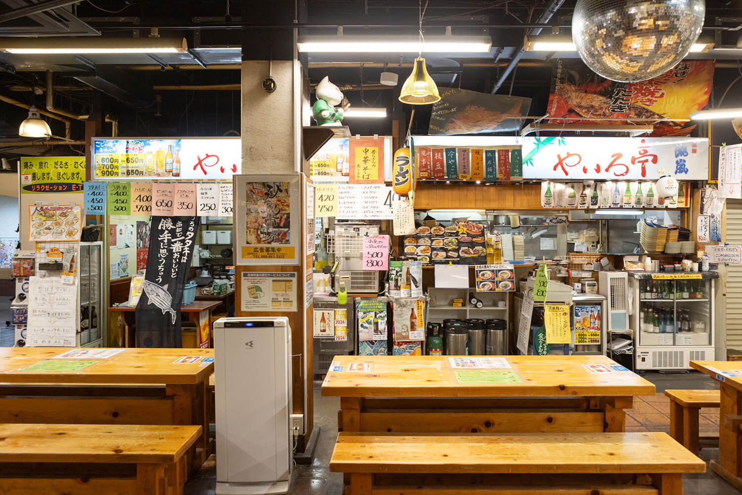 店前有共用的桌子座位。 首先，確保人數的座位，然後在店裡購買食物。