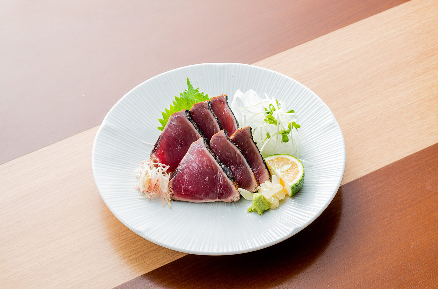 「鰹魚鹽刺身」JPY1850。 濕潤厚實的鰹魚配上豐富的調味料