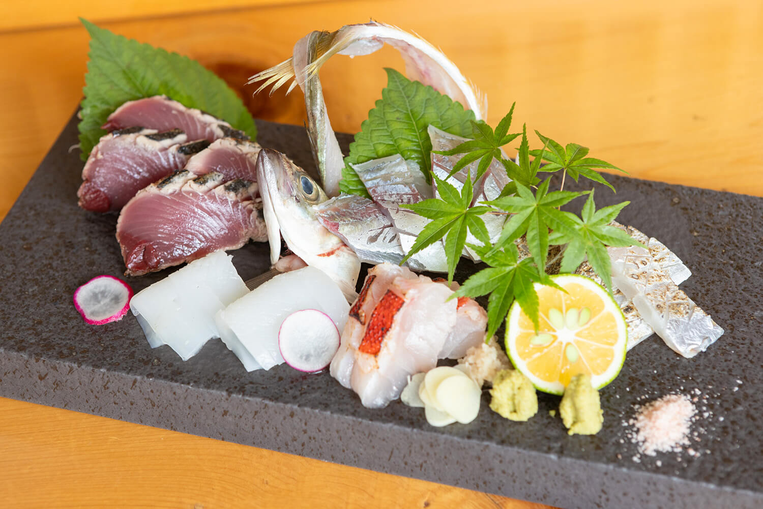 「生魚片拼盤」2人份3,500至JPY4000。 共可享用5種鰹魚和時令鮮魚（每日特價）