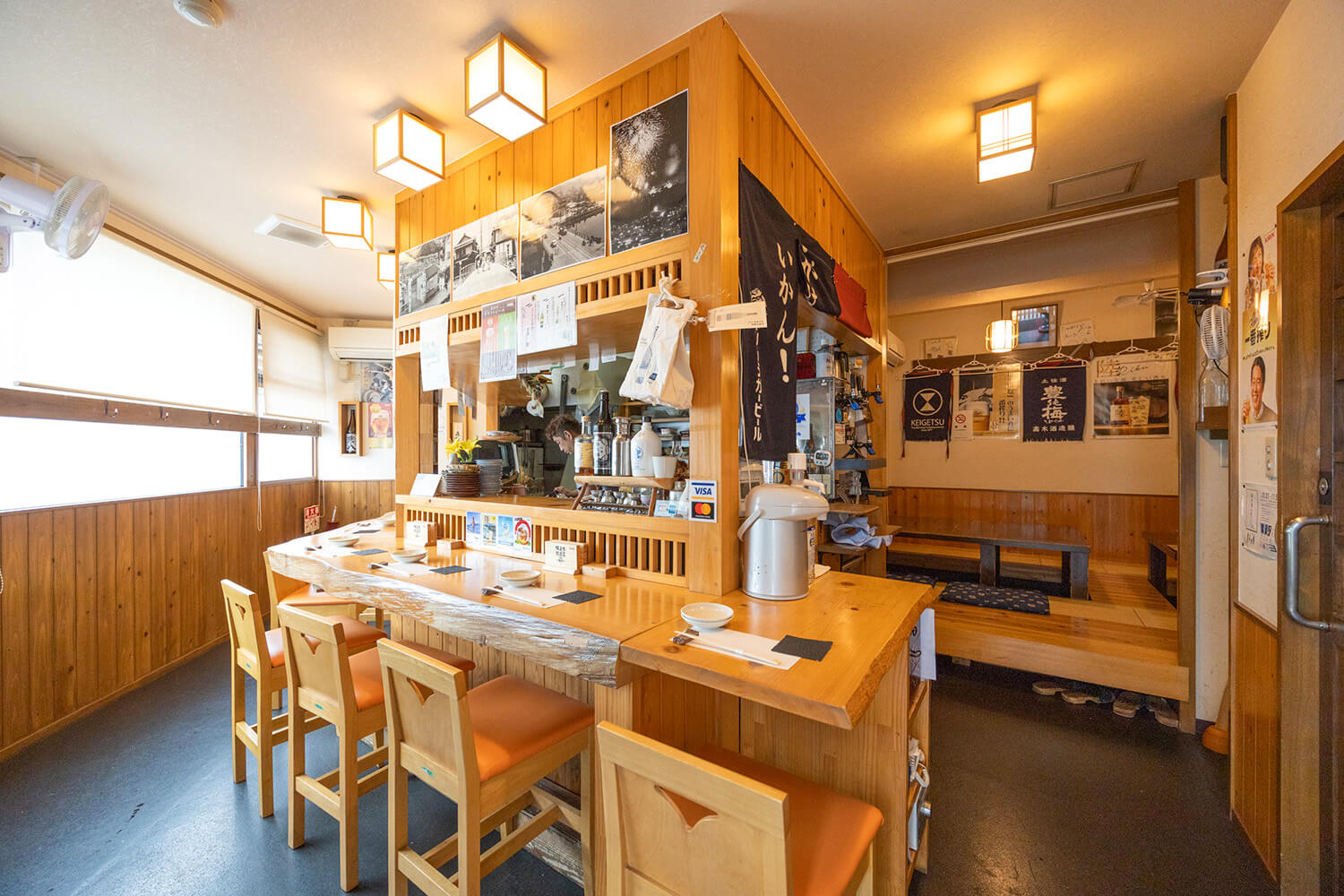 店內空間狹小，有吧台座位和右後方的小階梯座位。