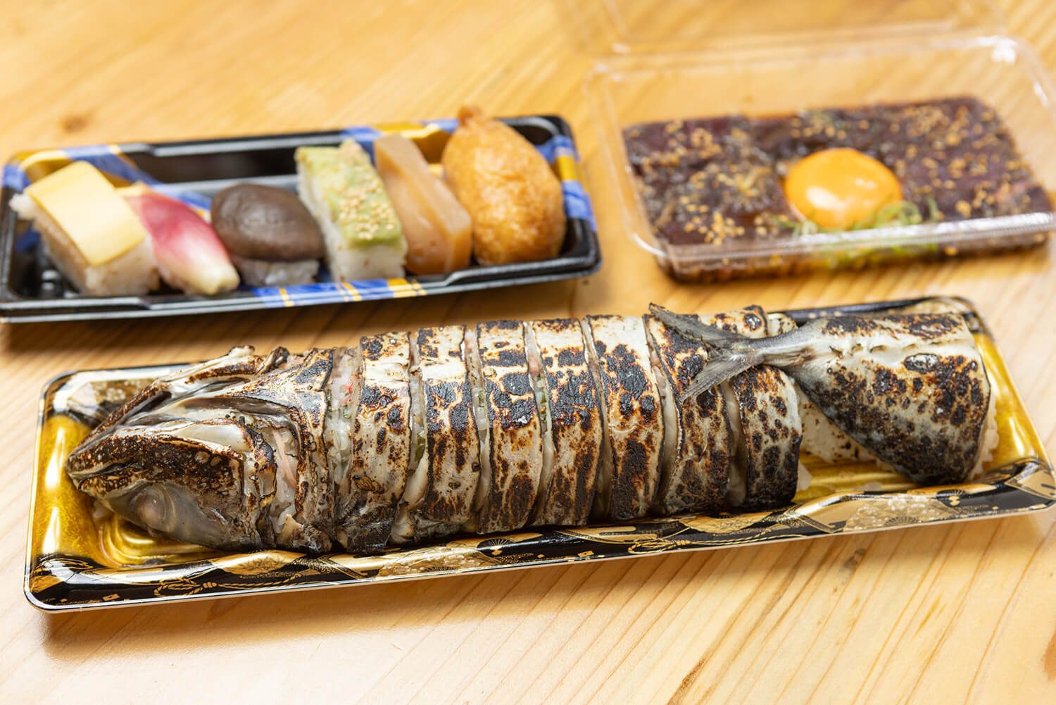 「烤鯖魚壽司」一瓶、半JPY1100、用蔬菜JPY2200做的「稻中壽司」680日圓、「鯨魚刺身生牛肉片」JPY1500