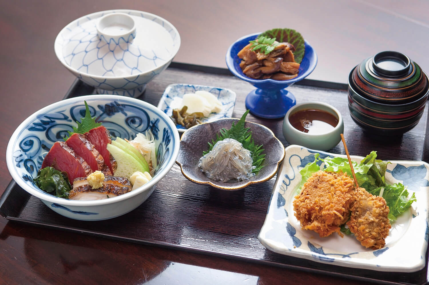 在「黑潮定食」JPY2800，您可以品嚐到土佐料理的典型菜餚