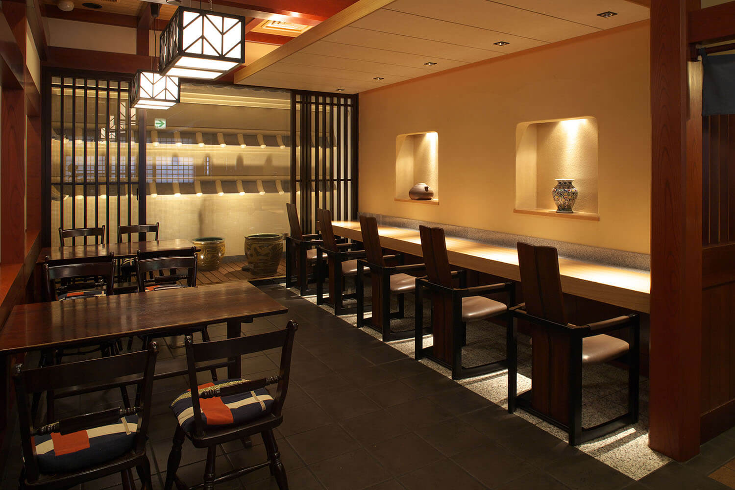 店內也很漂亮，到處都擺放著家具。 照片是三樓的桌子座位