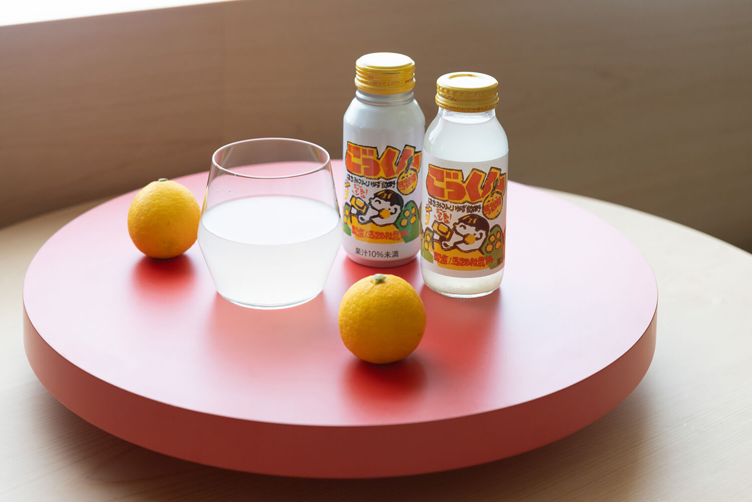 兩種類型的瓶子和罐頭類型以相同的價格出售。