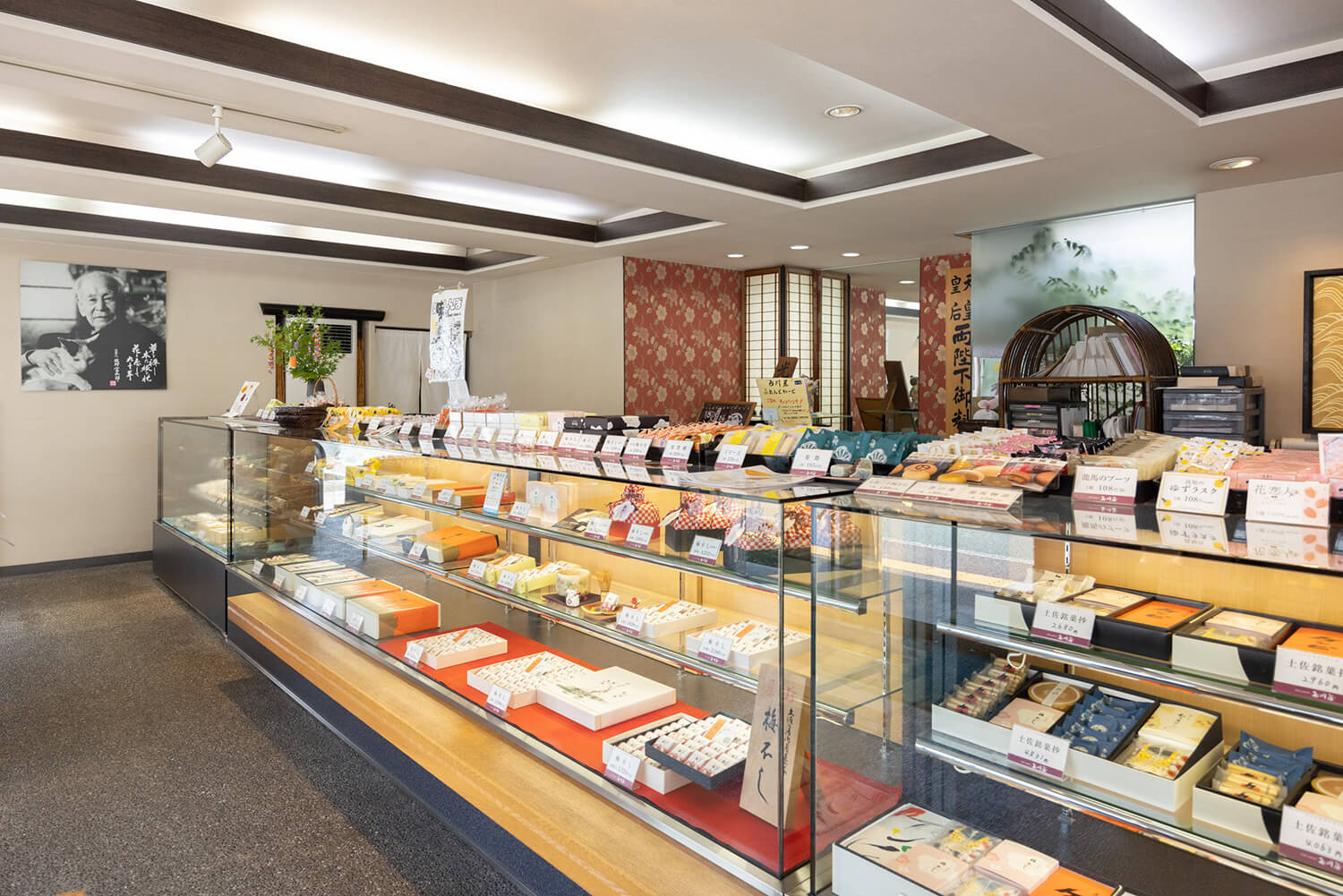 在當地，有很多常客出縣時來買伴手禮。 商店裡也有時令新鮮的甜點。