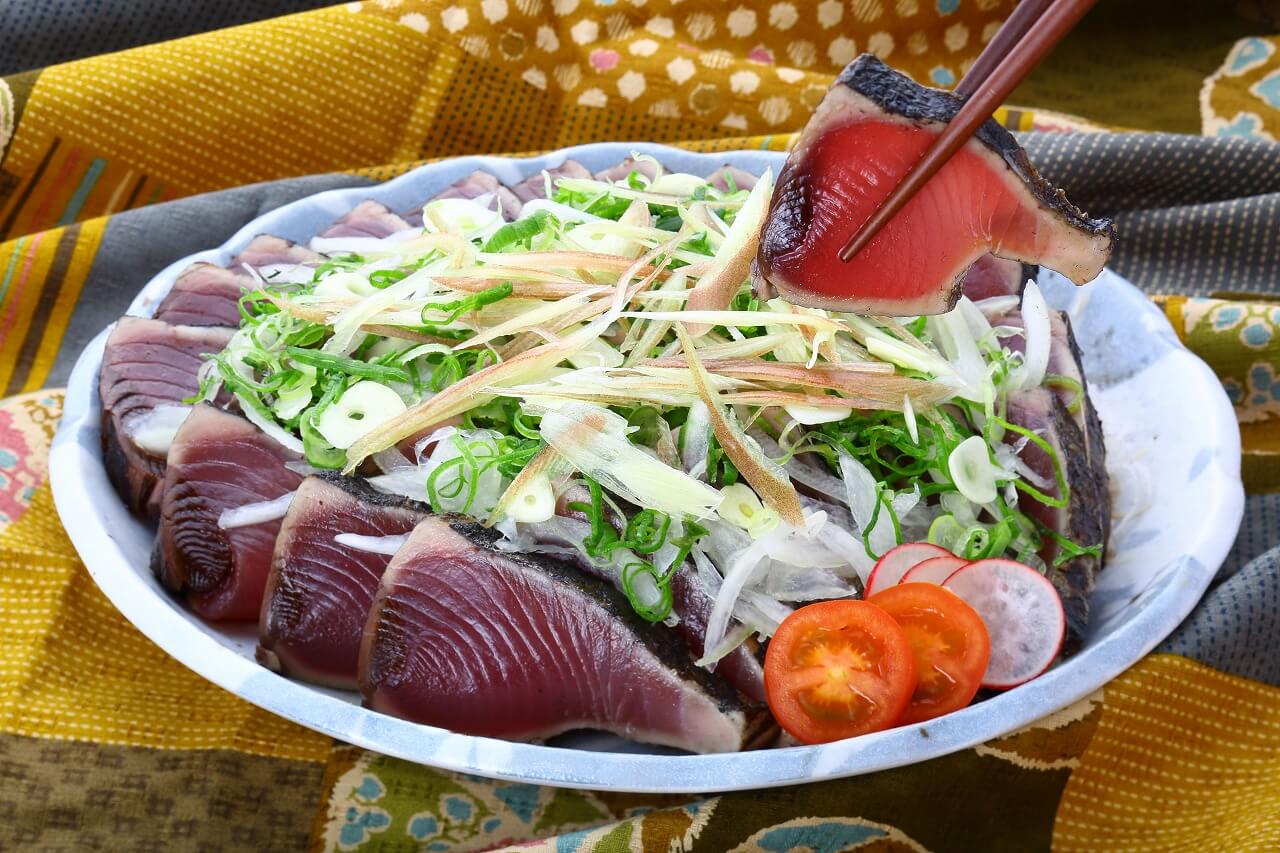 在家服務的例子。 明神丸的炙燒鰹魚也是用稻草燒烤的稻草製成的，所以香氣不同