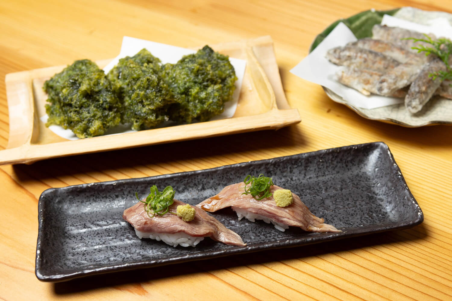 「烤握壽司」650日圓，配上芥末品嚐。 其他是「青草天婦羅」800日圓和「Amego Fry Karaage」680日圓