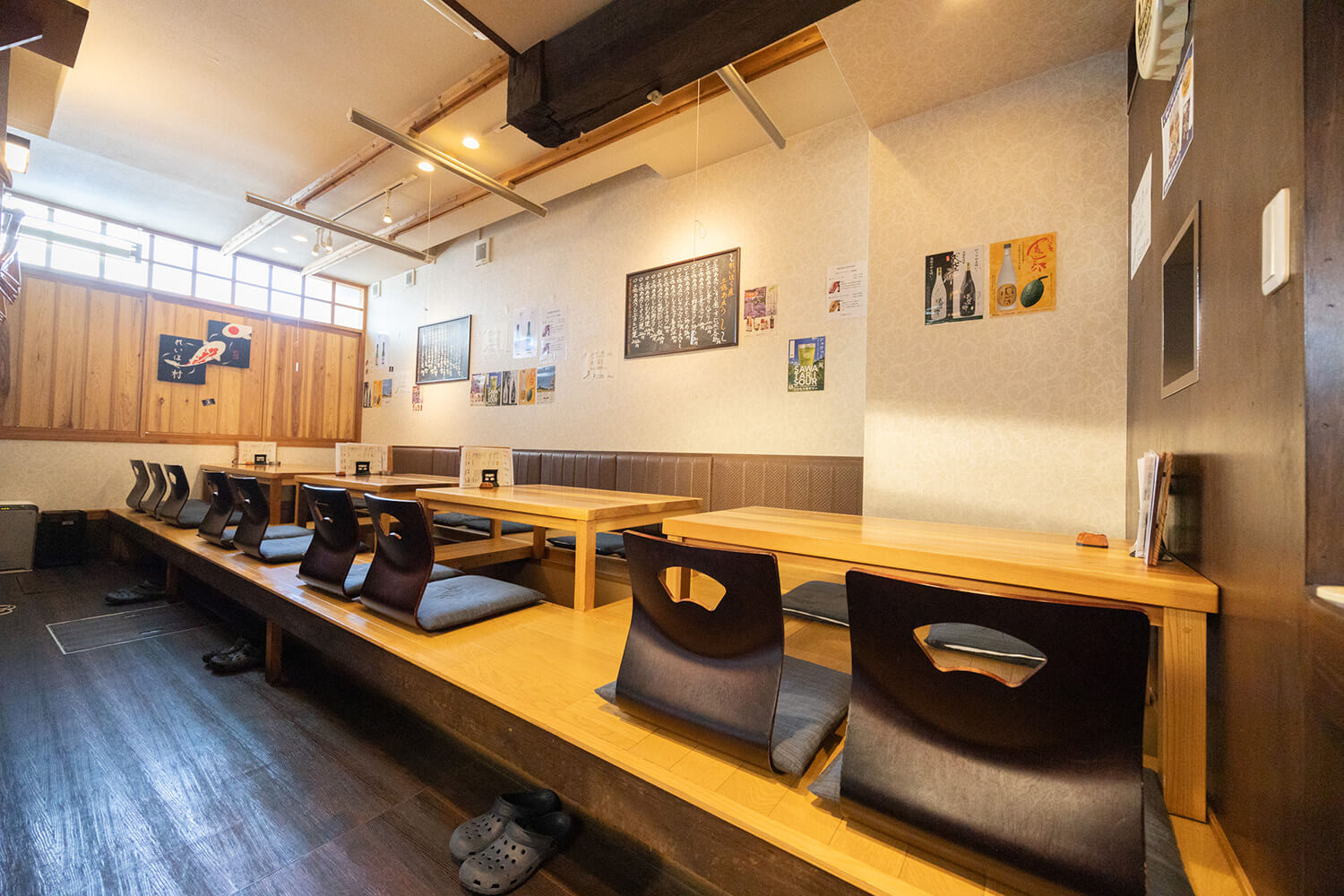 一個小小的被爐座位。 每張桌子也可以用捲簾隔開