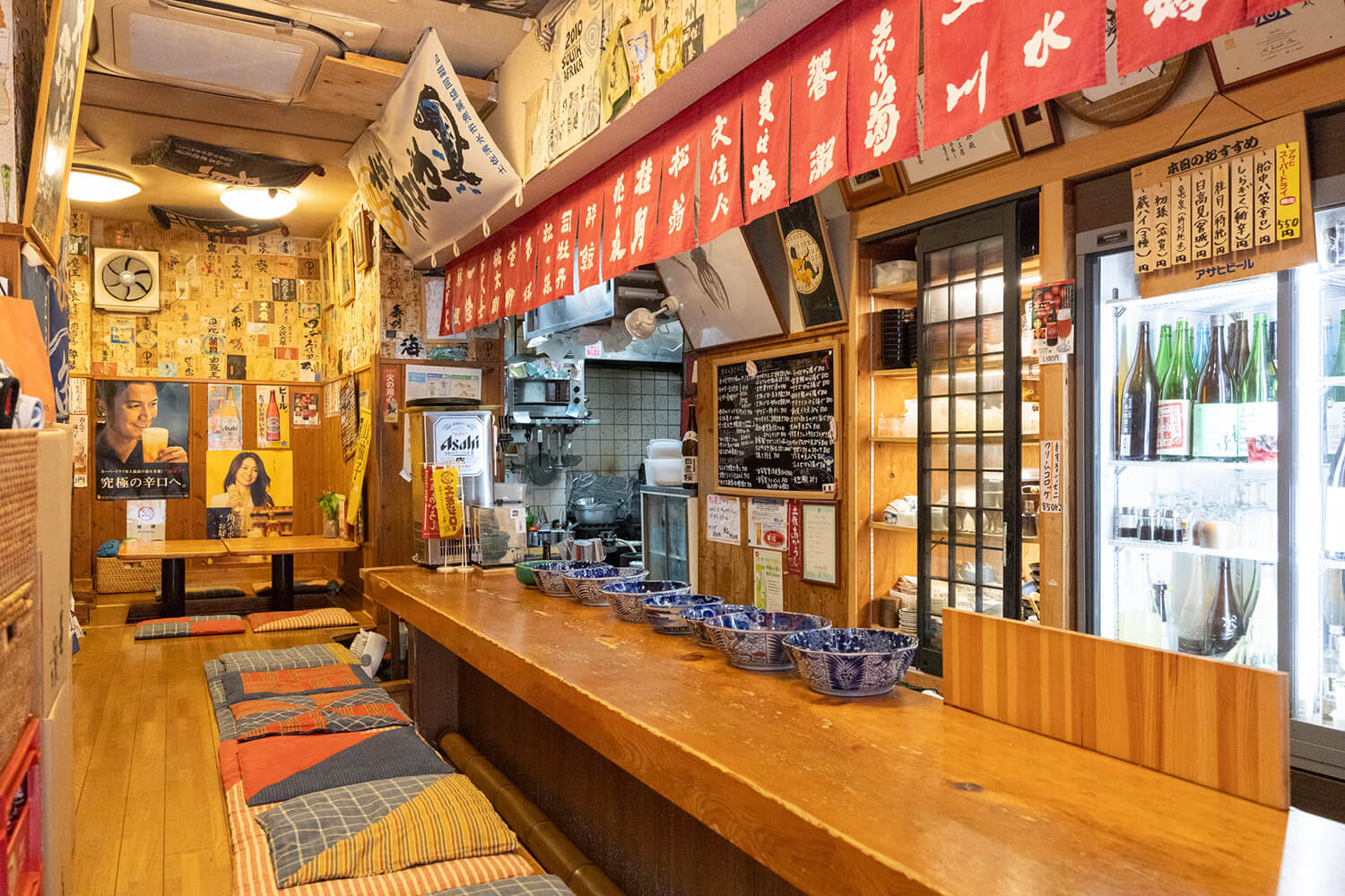 店內氛圍溫馨。 吧台座位後面還有坐墊座位。