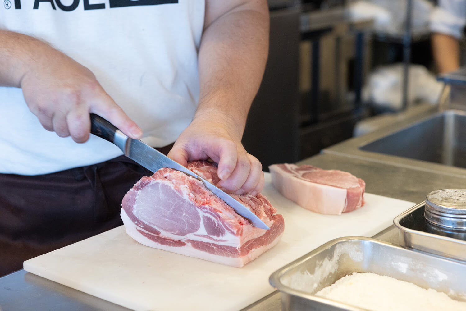 適度肥膩的淡粉色四萬十豬肋排烤。 豬肉下單後切塊。