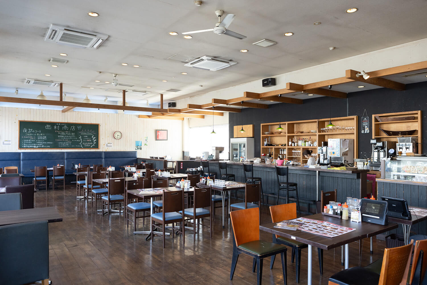 店內天花板高，座位寬敞，有桌子座位和吧台座位