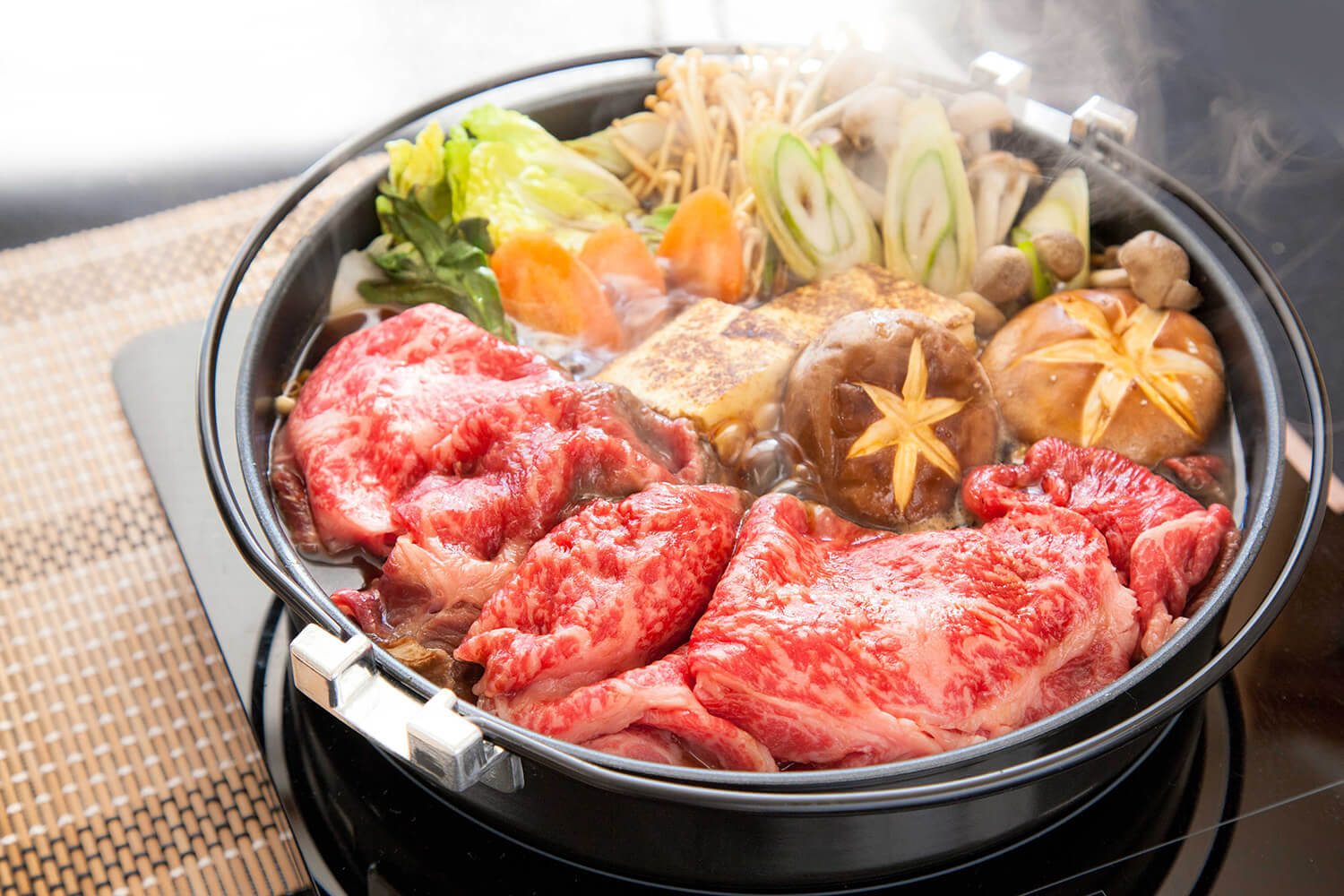 「土佐赤壽司壽喜燒」JPY3500一份。 使用一種叫做牛腩的稀有部位，讓您享受瘦肉的美味