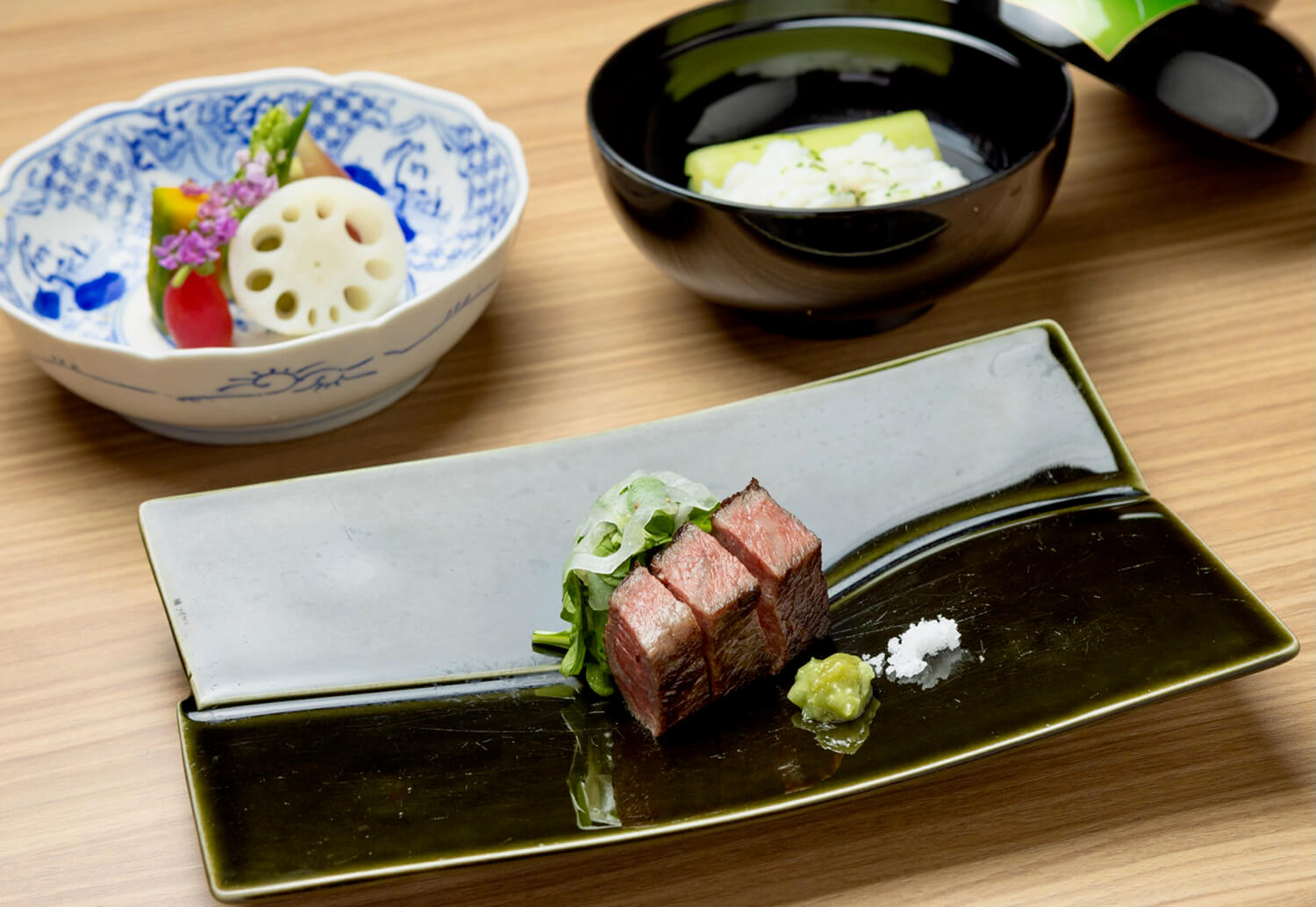 精心烹製的土佐和牛（JPY13000套餐的範例）。 可以換成土佐赤牛腿肉加JPY1500