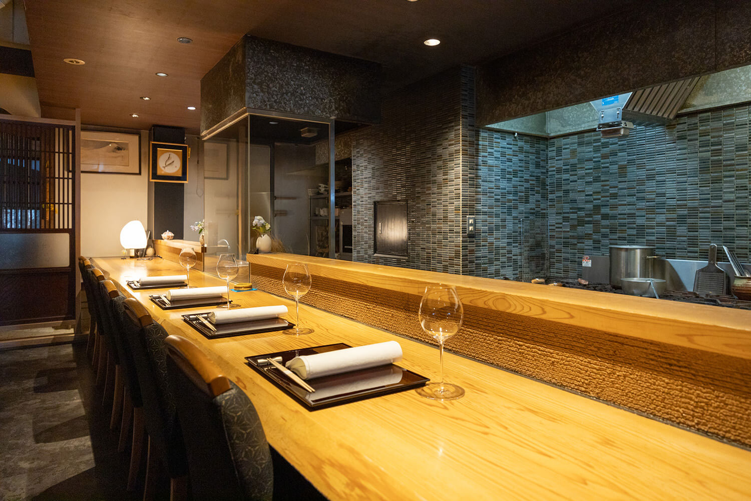 在吧台座位上，您可以觀看眼前的烹飪過程