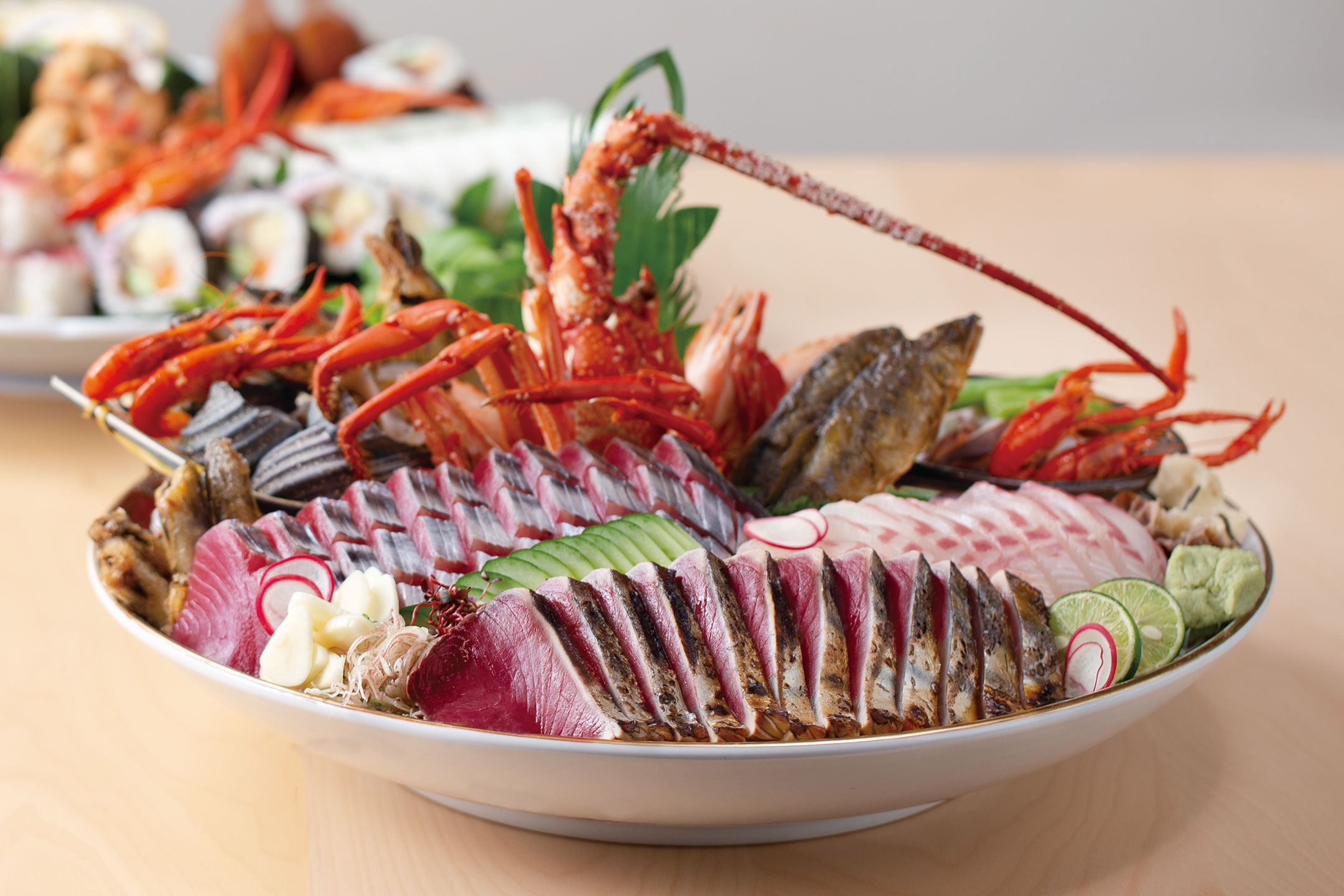 兩人份的「盤子料理（全組）」JPY10000，生魚片、炙燒鰹魚、壽司、炸物等都放在一個盤子裡