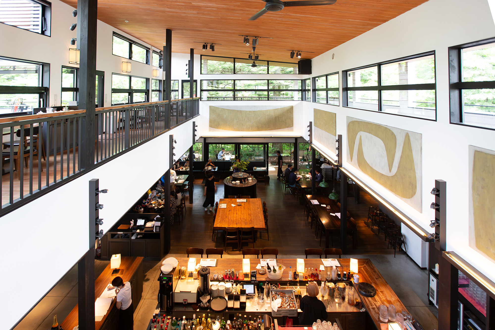 店內有一個令人印象深刻的中庭結構，有大窗戶。 露臺座位，可欣賞綠意盎然