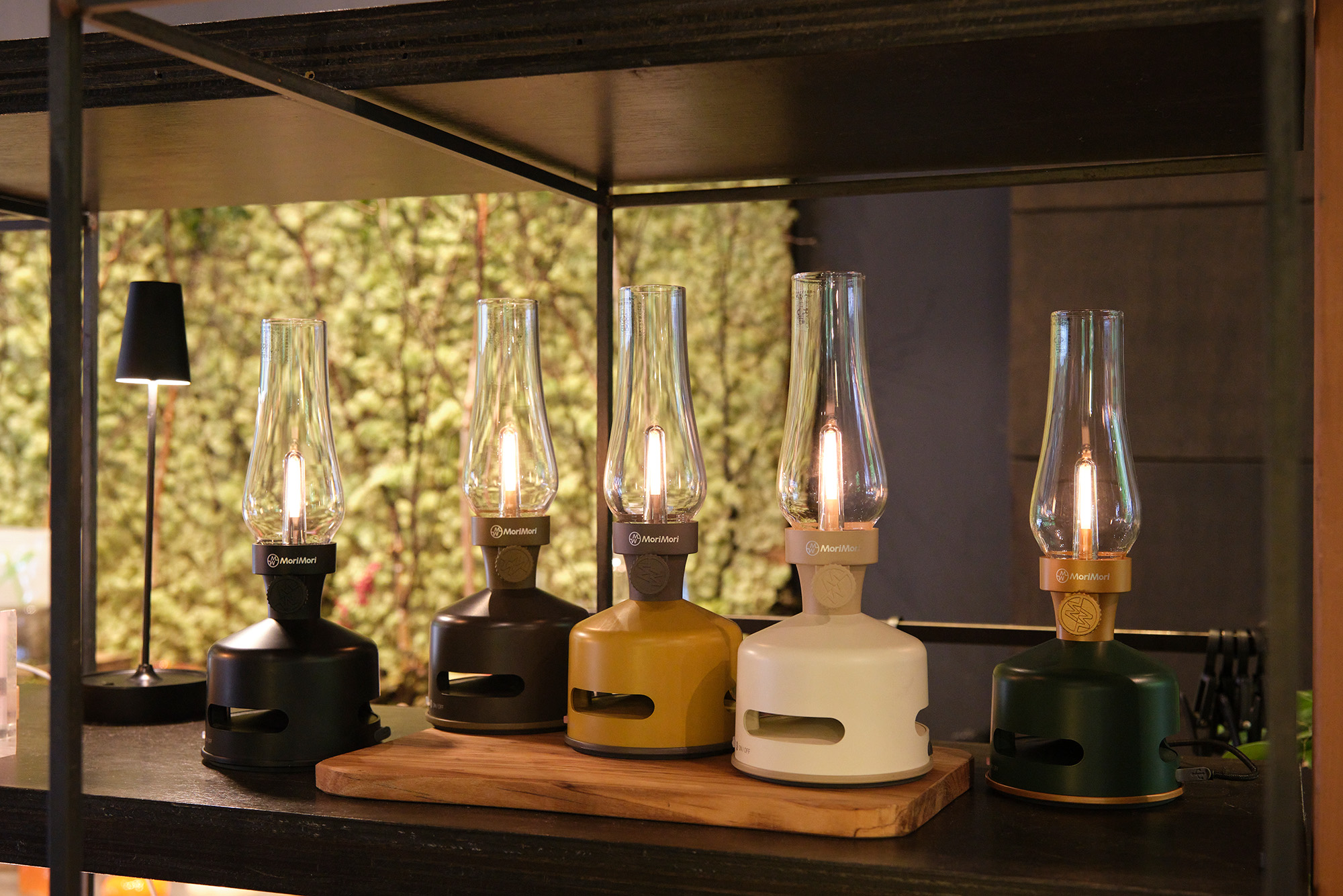 店內中央的貨架上擺放著「燈籠型揚聲器」JPY14080等熱門商品。 您可以在此處查看趨勢