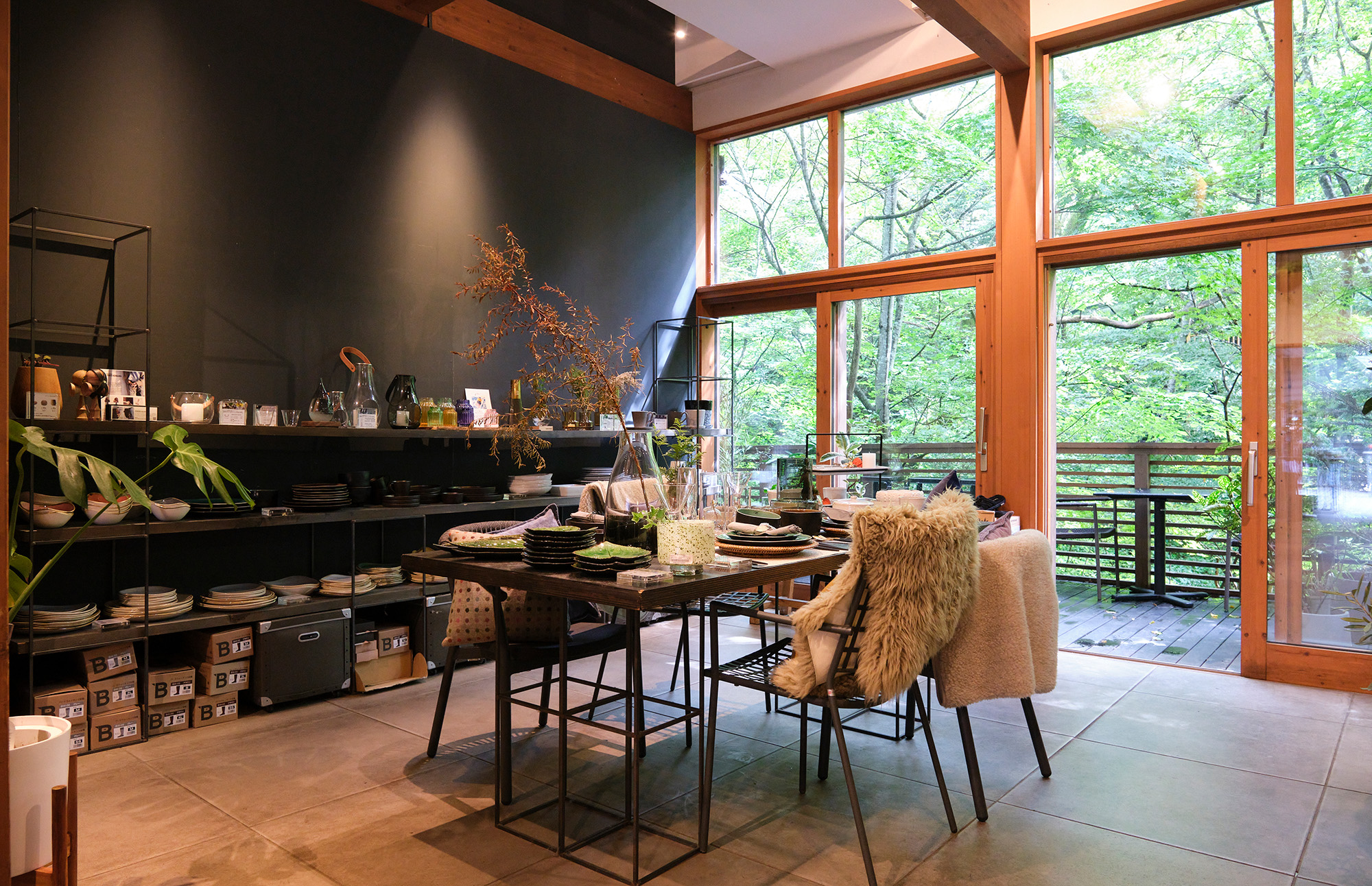 店內的靈感來自於“別墅的戶外生活”