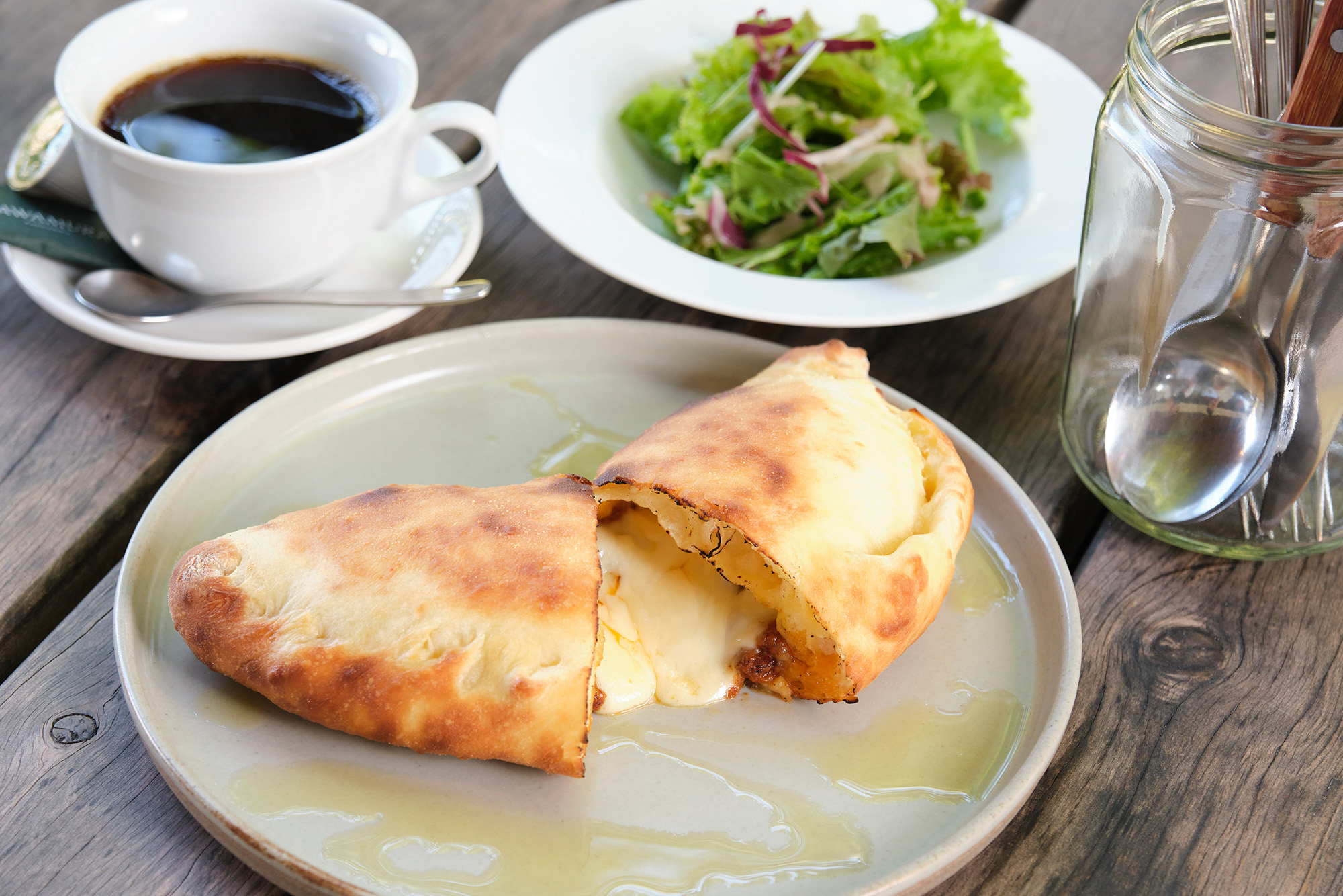 “Calzone 披薩”JPY2068。 共有6種，包括照片中的「SAWAMURA特製肉醬」。