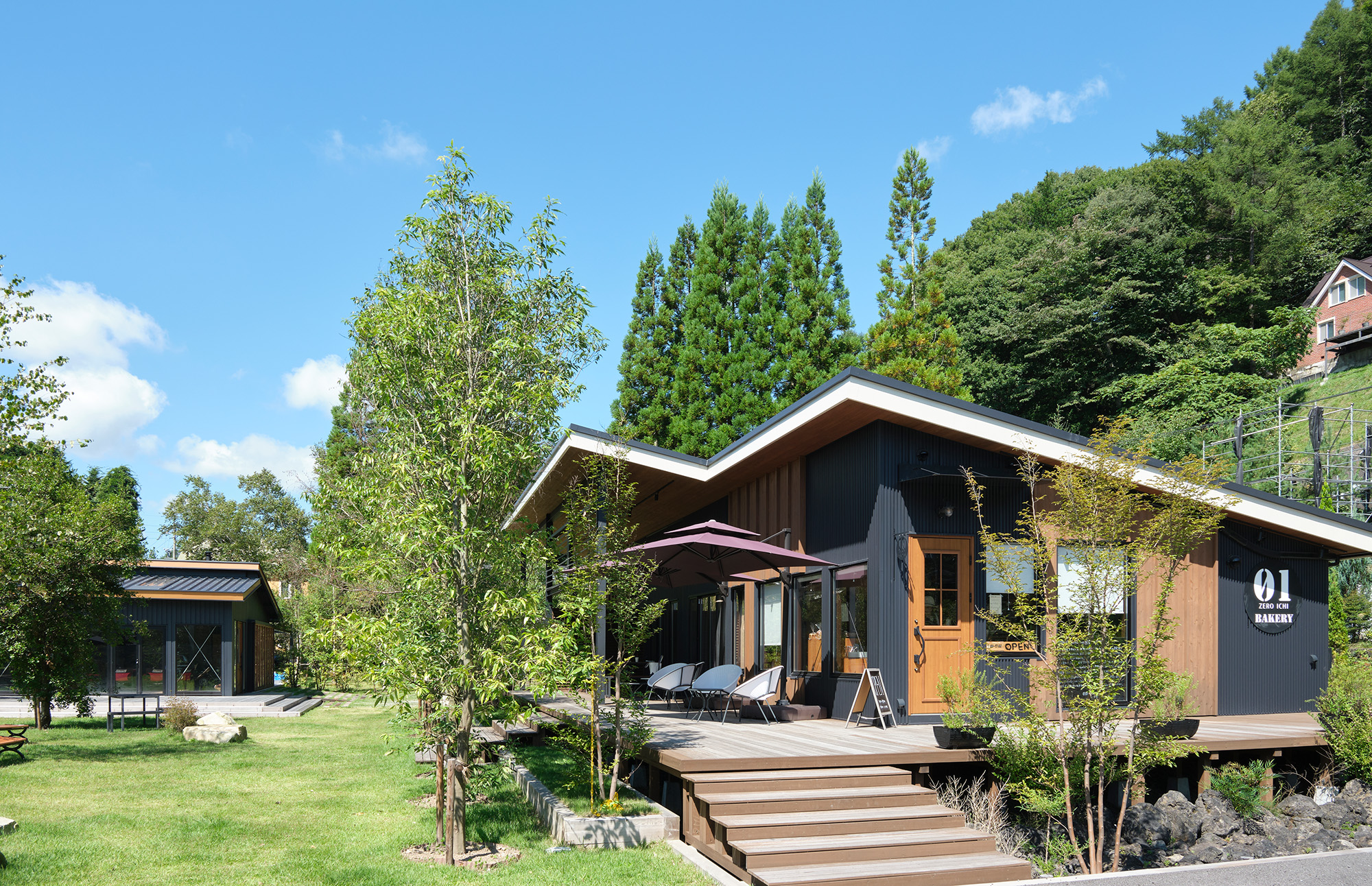 如果您購買麵包，您可以自由使用01 BAKERY（右側商店）的木甲板和場地內的其他自由空間