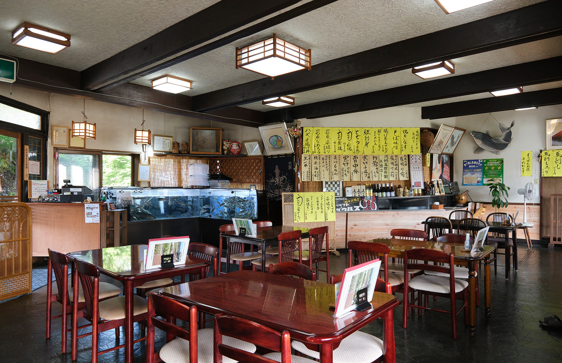 店內有一個大魚籠，香魚、紅點鮭、信州鮭魚等正在精力充沛地游動