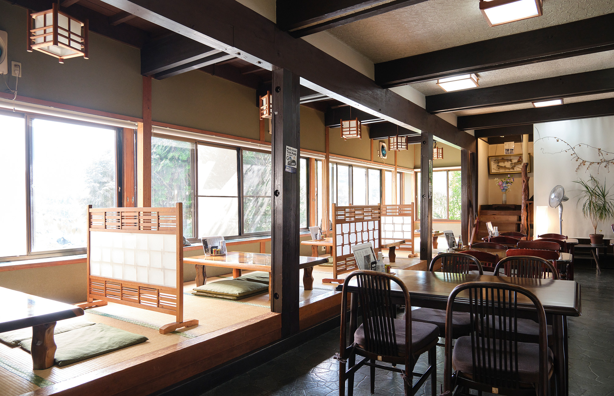 店內有明亮的窗戶座敷和桌子座位。 如果您預訂，您可以為大量人使用它。
