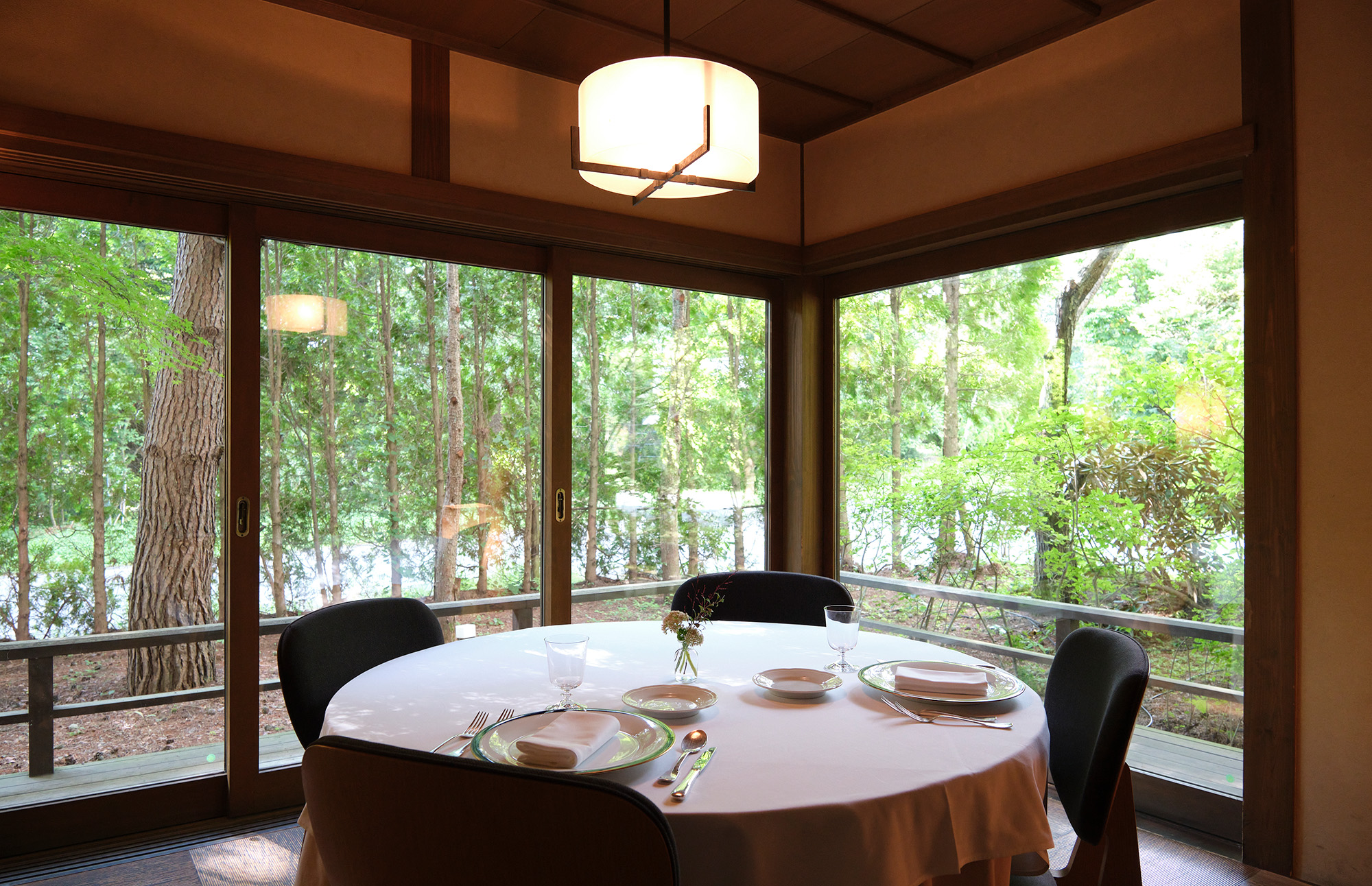 一樓的一間私人房間，透過兩面大窗戶可以看到輕井澤季的自然景色。 全天候提供自然餐JPY11000