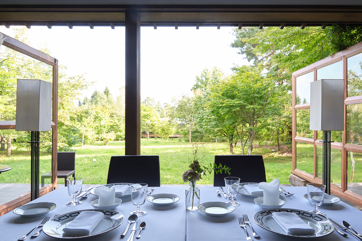 從一樓的桌子座位上眺望中庭的景色。 在春季和秋季，您可以在露天享用午餐