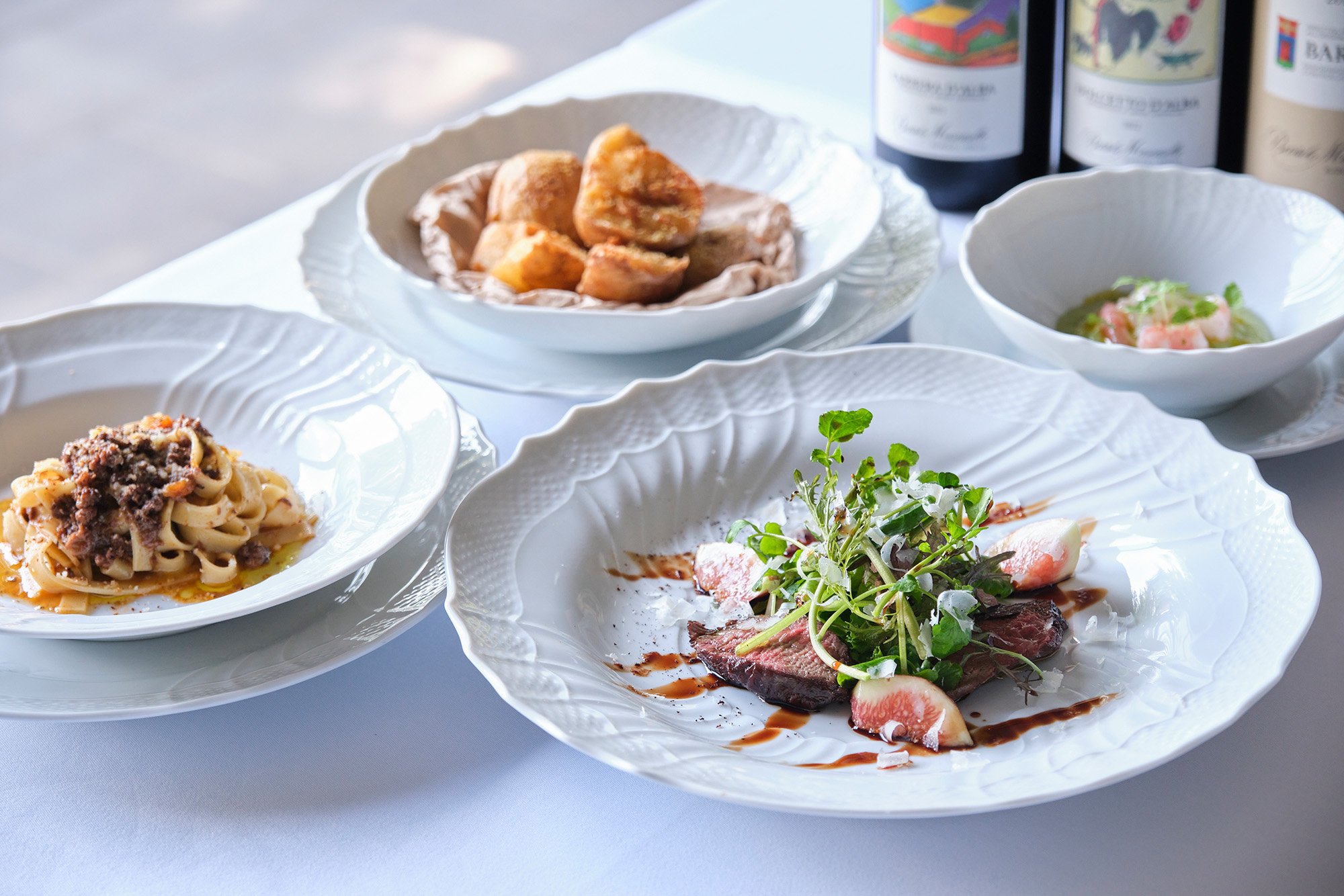 此外，還有使用信州食材的菜單，例如「信州黑毛和牛肉醬麵」JPY2800（前左）和「上田炭烤新玉夏香」JPY5000（右前）