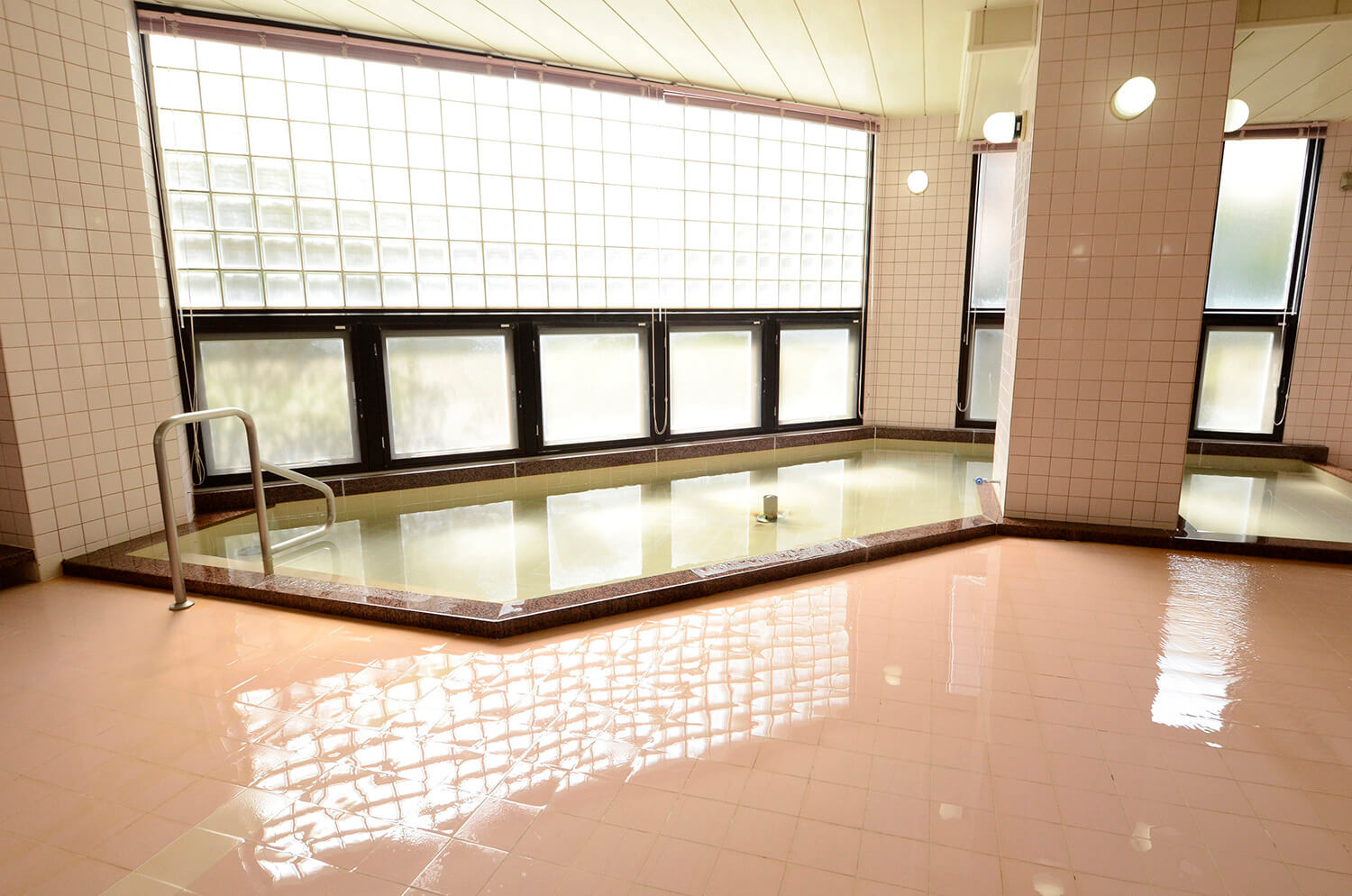 女浴室。 除了11座的盥洗區外，還有淋浴間