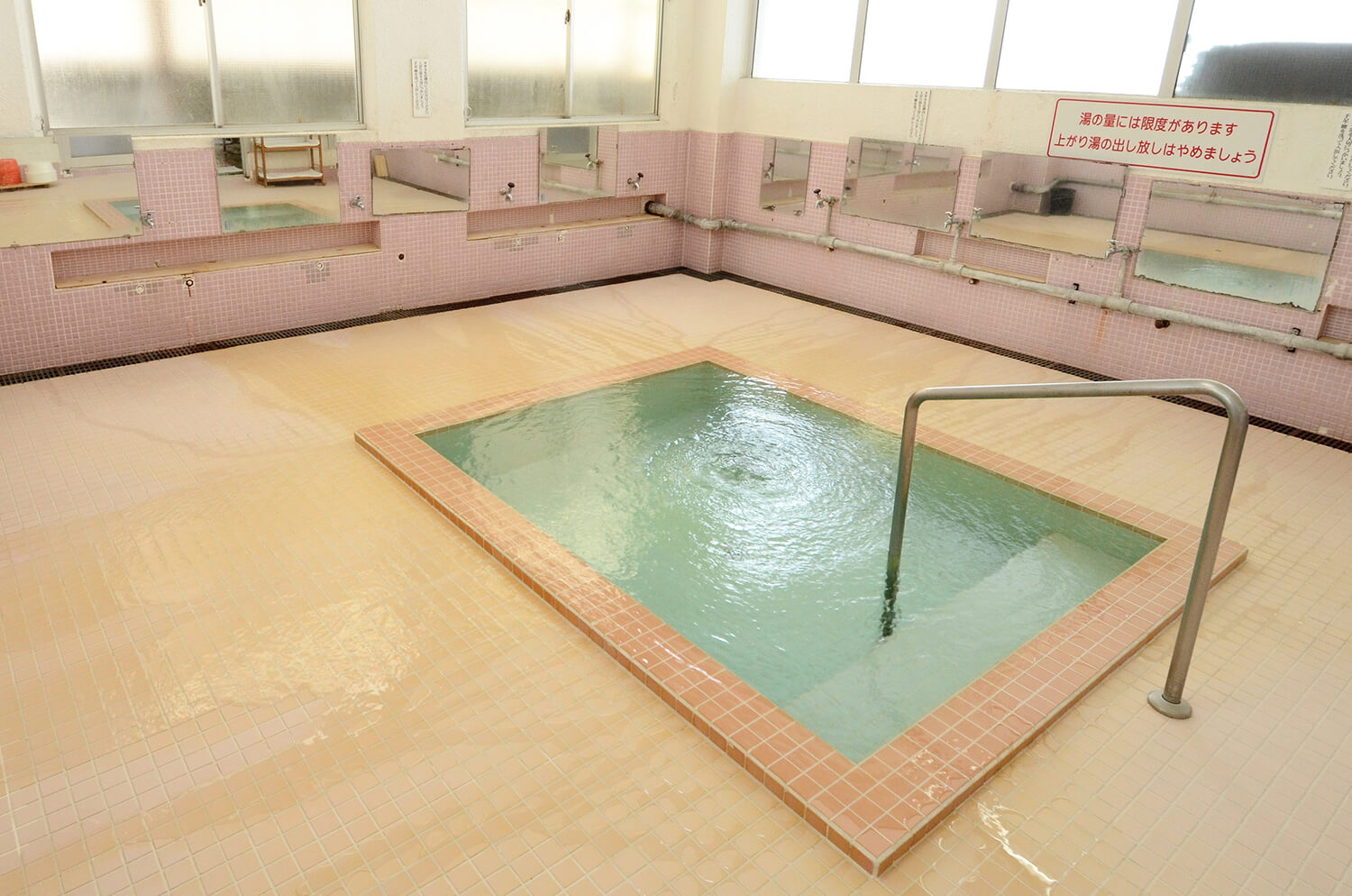 女浴。 伊東獨特的結構，中央設有浴缸