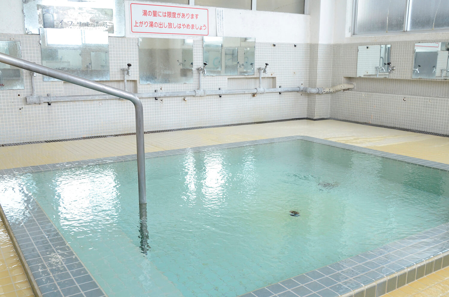 白天光線明亮的男浴