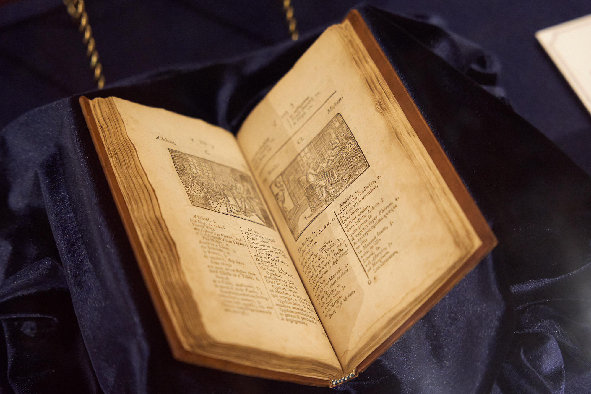 捷克教育家誇美紐斯於1658年出版的《世界圖》是珍貴的資料*圖書館藏書中是1777年版