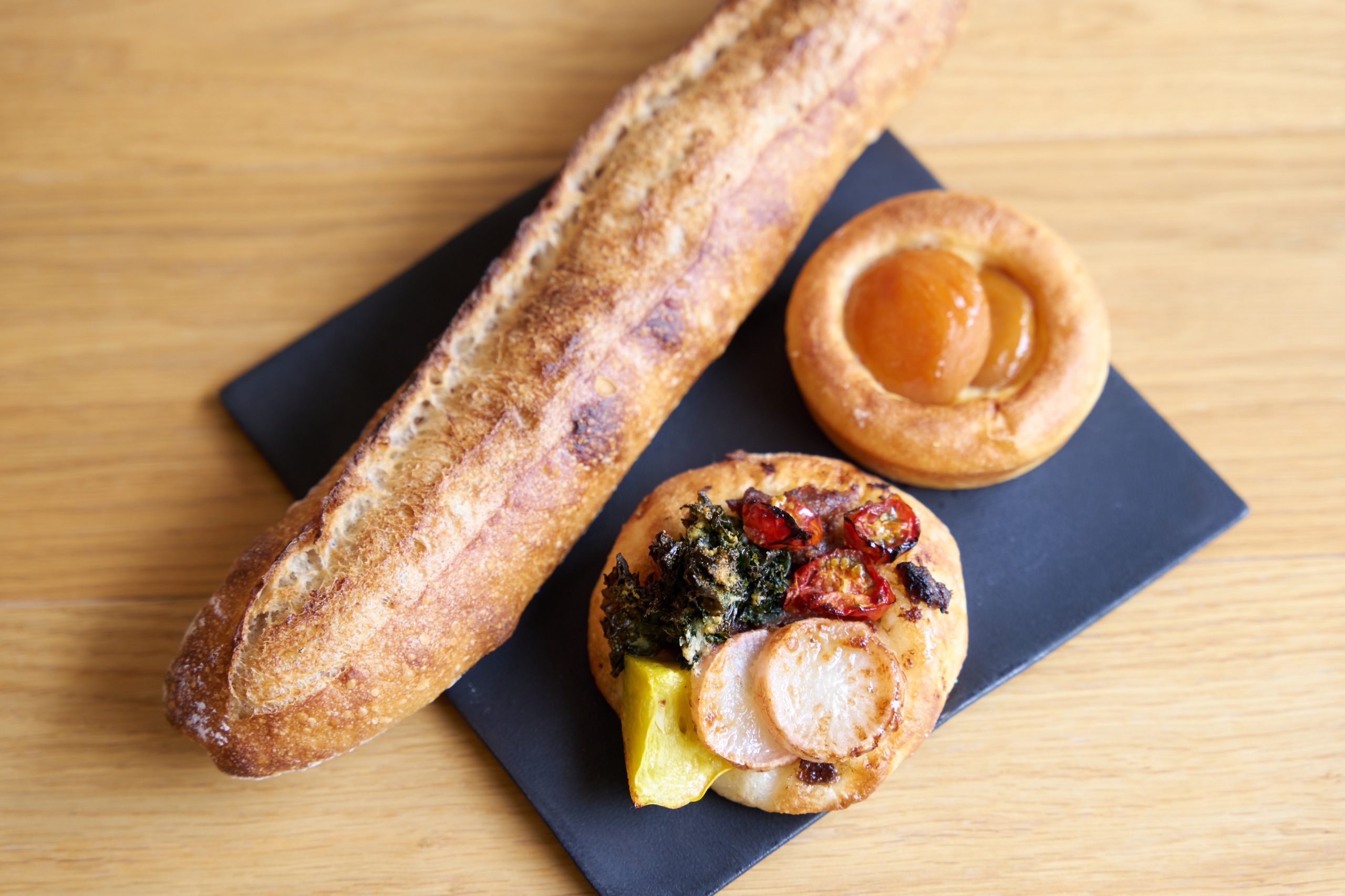 從左起順時針方向：「法國麵包一」280日圓、「季節奶油麵包」330日圓、「蔬菜薄餅」350日圓